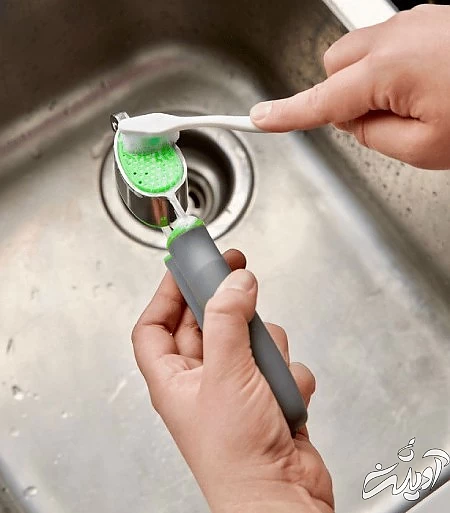 تمیز کردن وسایل و ابزار آشپزخانه با مسواک های قدیمی کاربردهای مسواک کهنه, طرز تمیز کردن وسایل با مسواک قدیمی, آموزش تمیز کردن وسایل با مسواک قدیمی